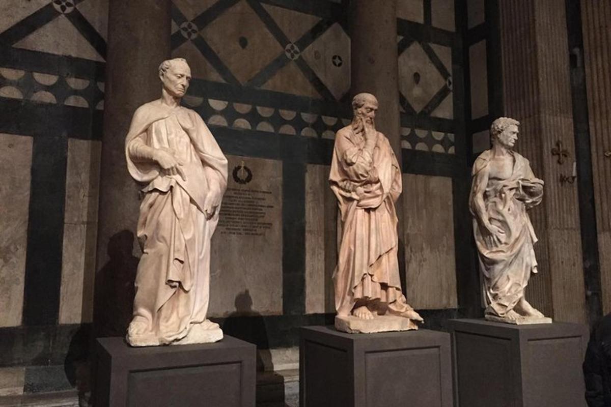 due statue di donne esposte in un museo