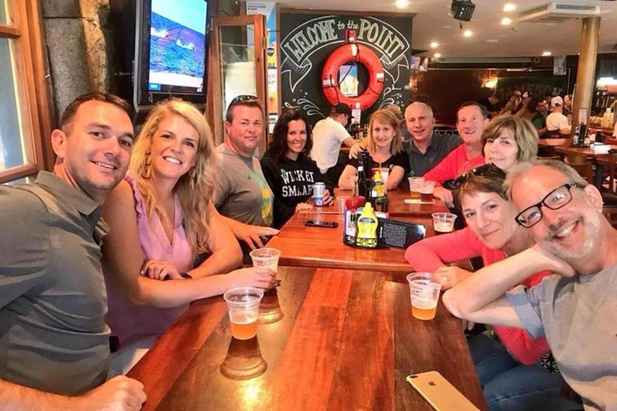 un grup de oameni care stau la un bar