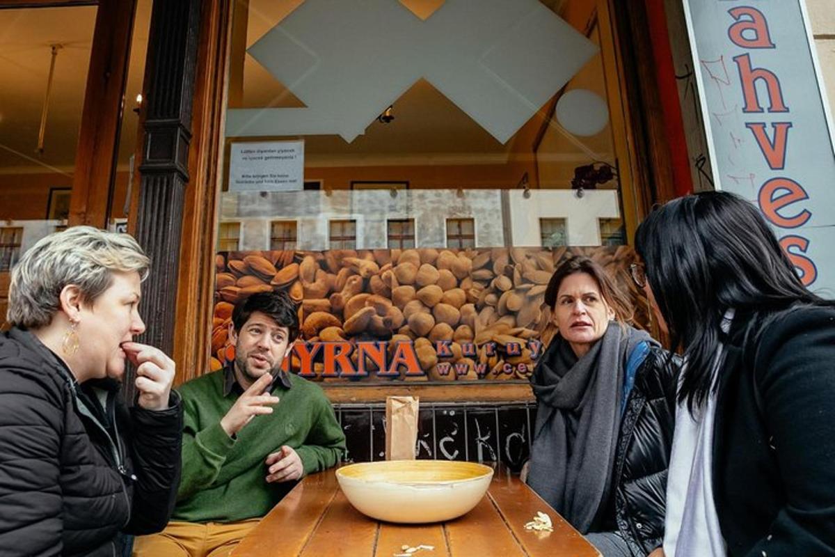 un grup de persones assegudes a una taula
