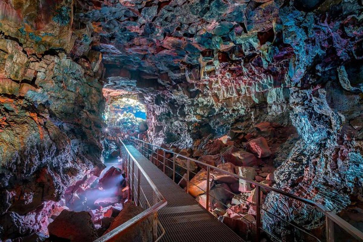 un tunnel dans une grotte avec un escalier à l'intérieur