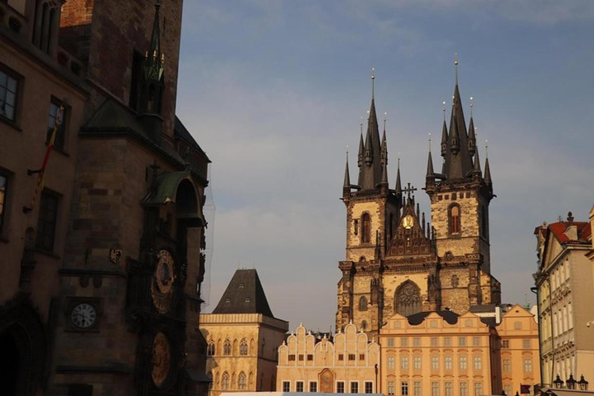 dvě věže budovy s hodinovou věží