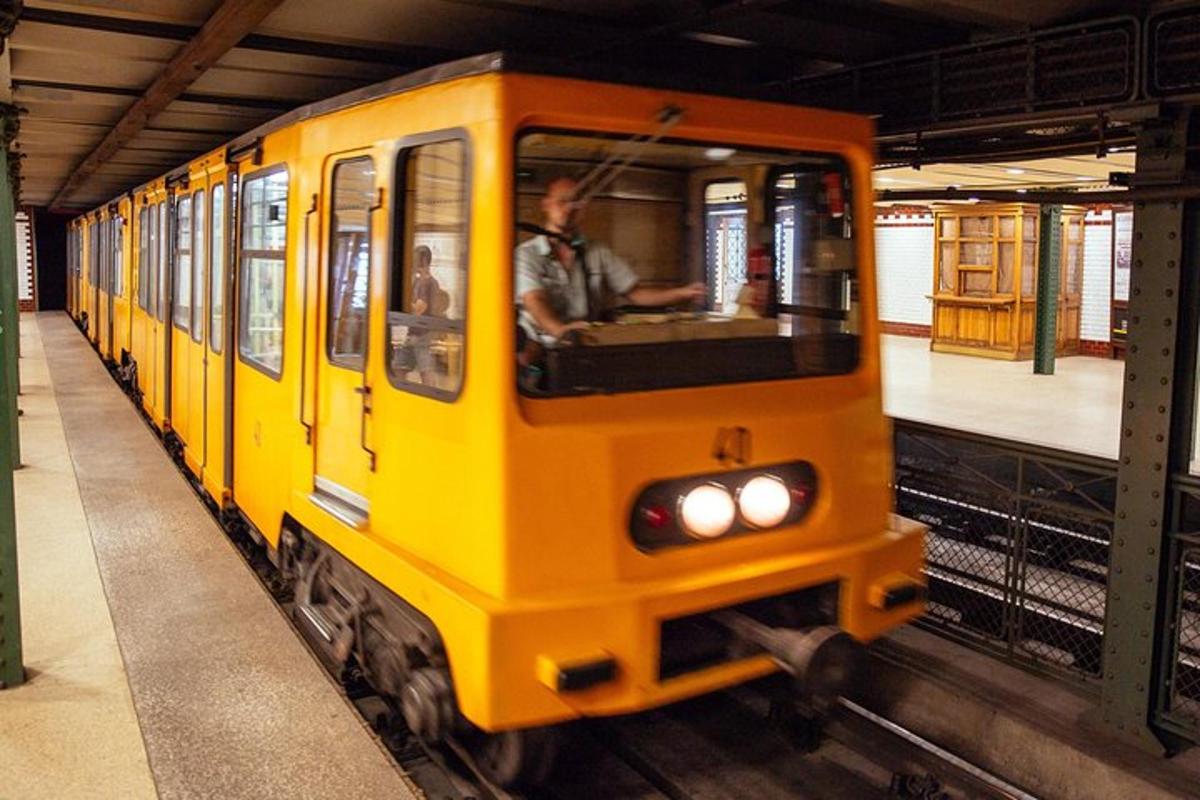 un treno giallo sta entrando in una stazione ferroviaria
