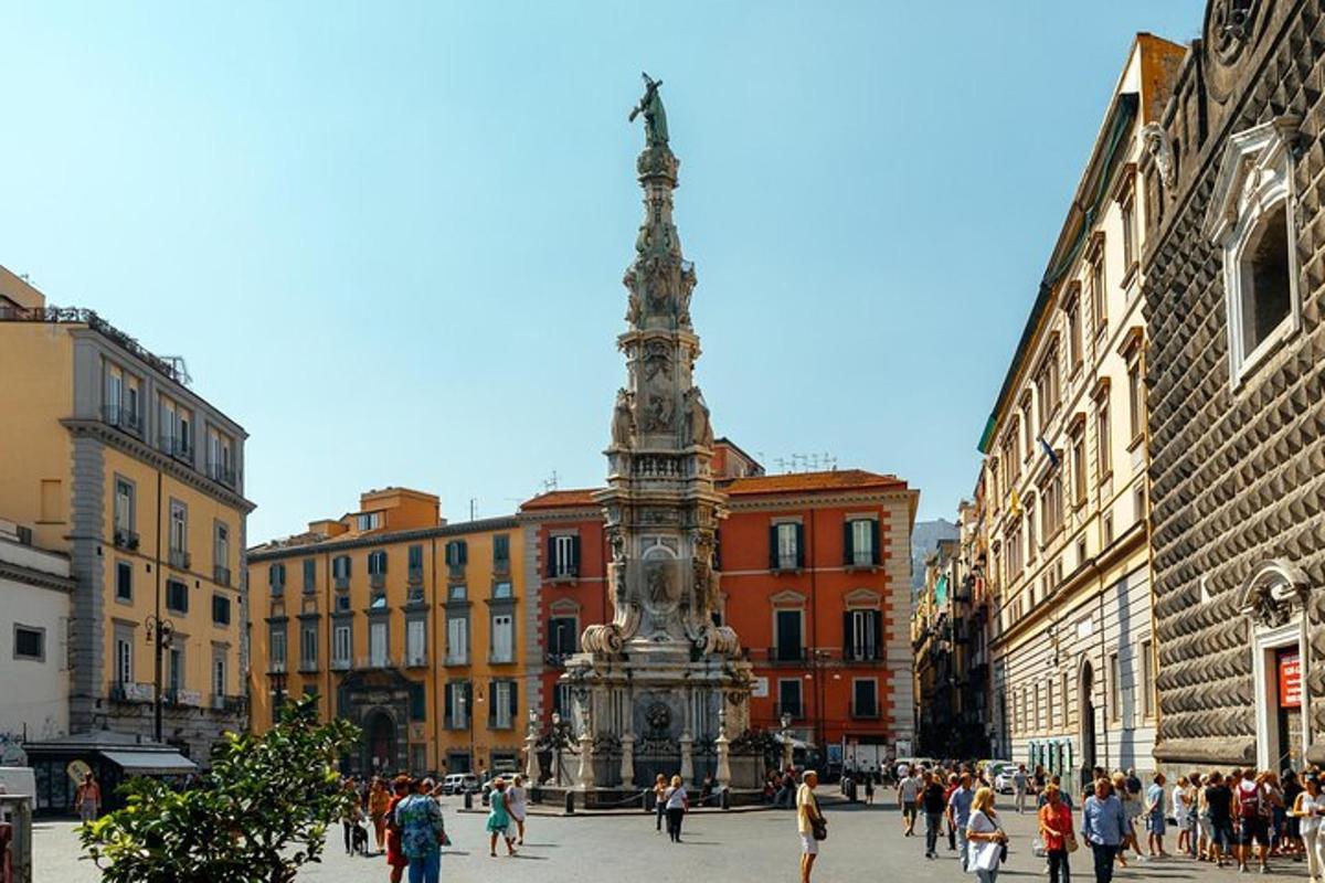una folla di persone che camminano in una città con un monumento