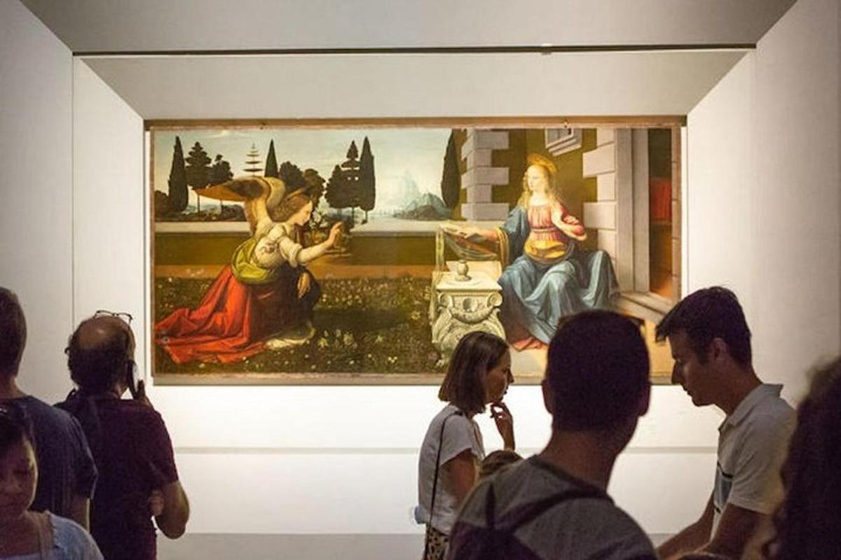група људи који гледају слику у музеју
