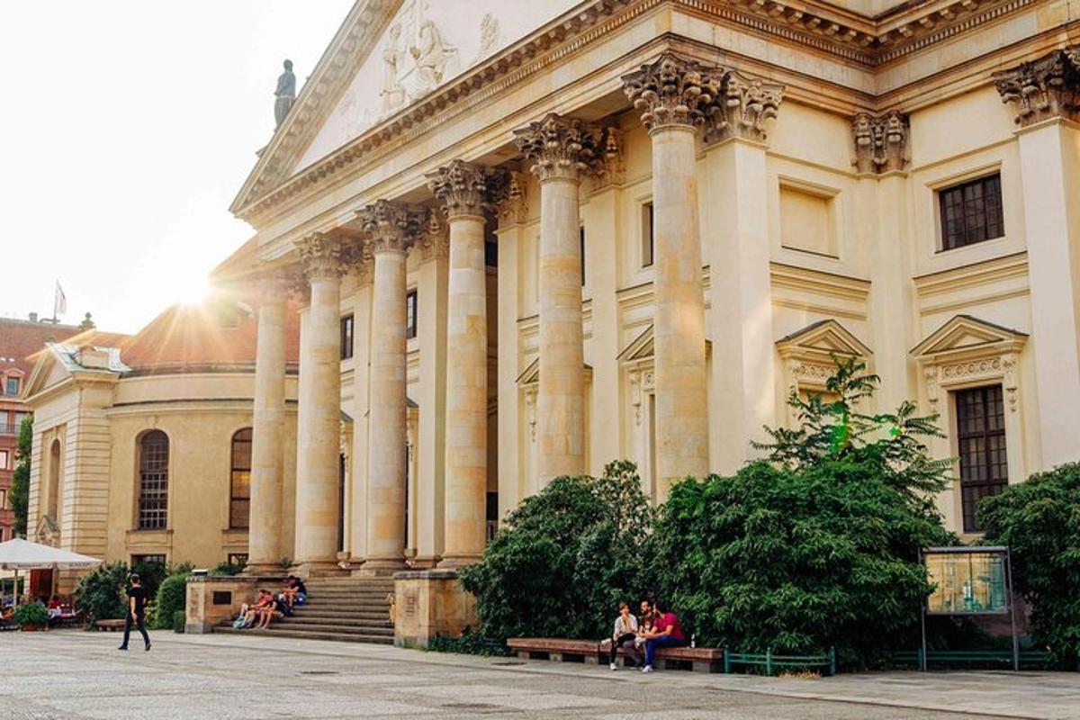 люди сидять на лавці перед будівлею