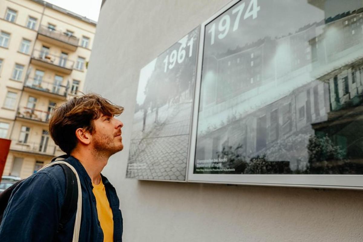 un uomo in piedi davanti a un grande manifesto su un edificio
