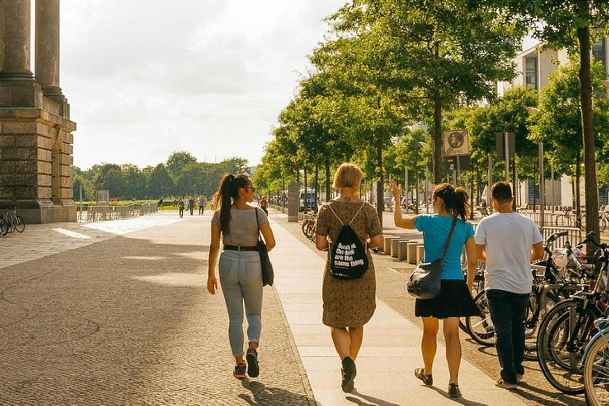un gruppo di persone che camminano lungo un marciapiede