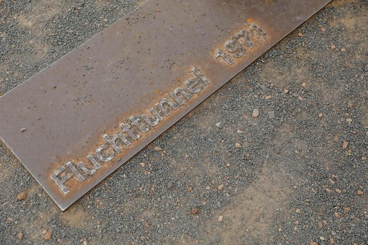 una copertura metallica a terra con la scritta Boscombe Street