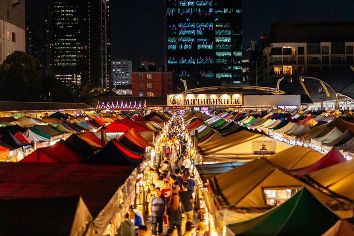 sekumpulan khemah di sebuah bandar pada waktu malam