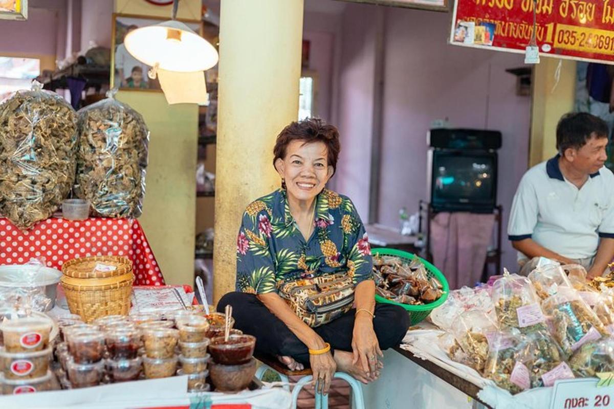 seorang wanita duduk di hadapan meja dengan makanan