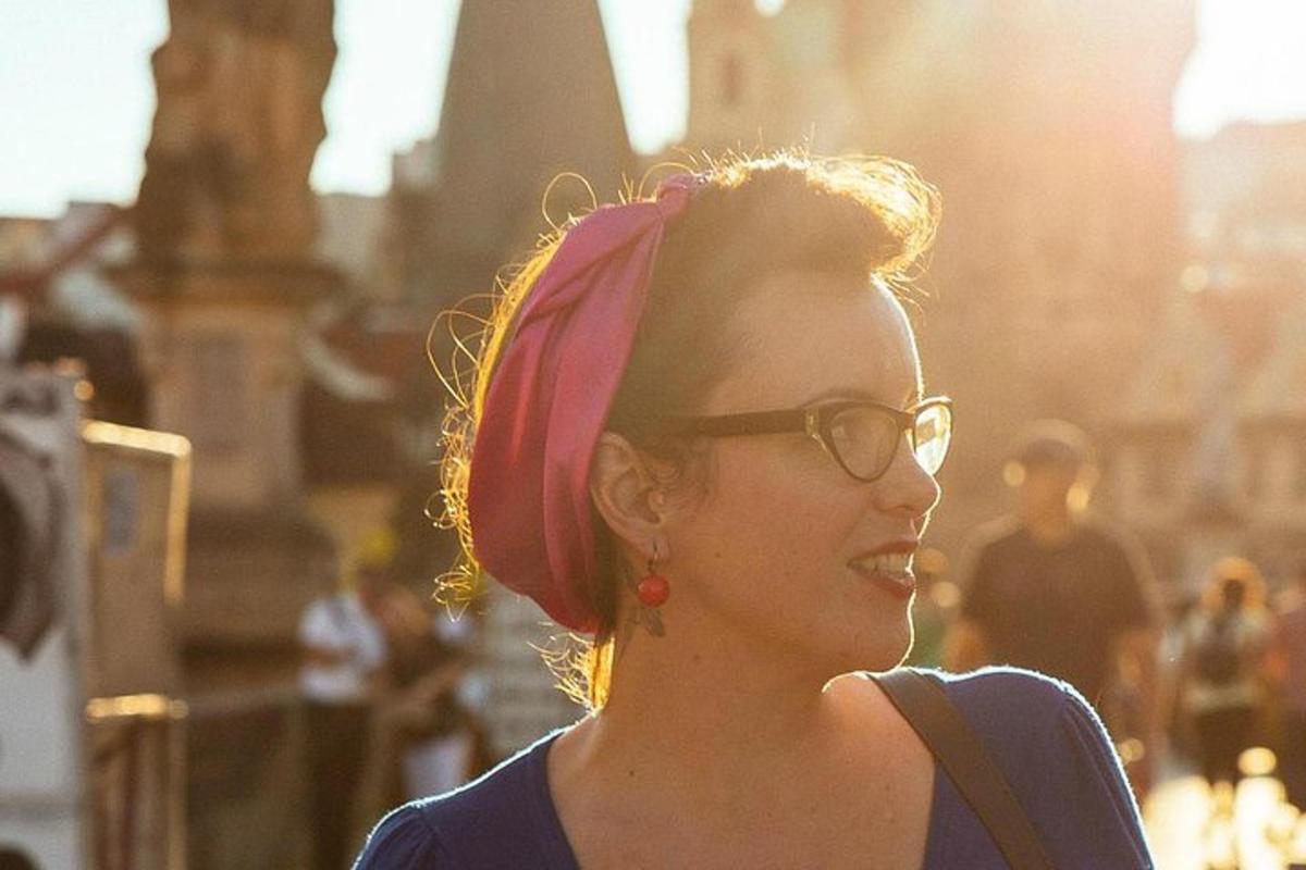 una donna con un fiocco rosso tra i capelli
