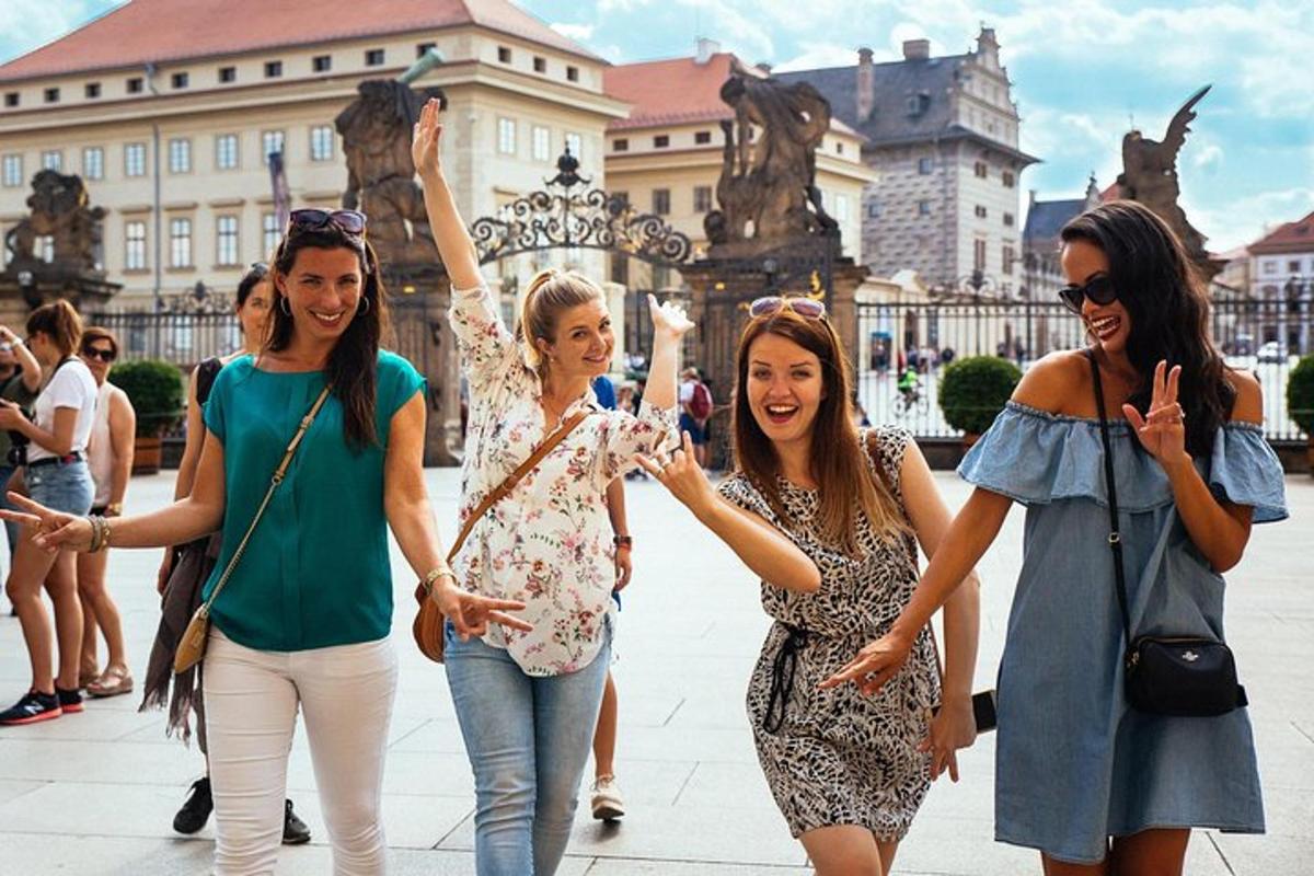 un gruppo di donne che camminano lungo una strada