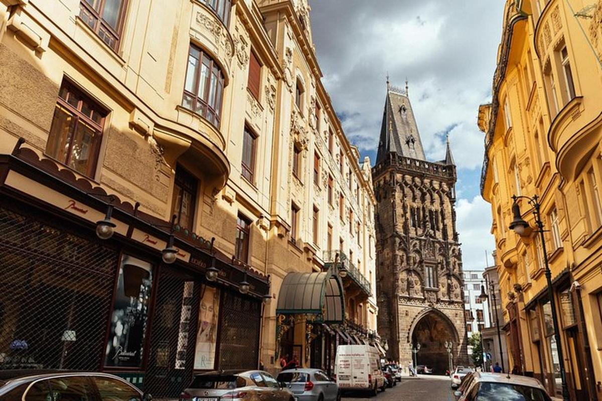 una strada cittadina con edifici e una torre dell'orologio