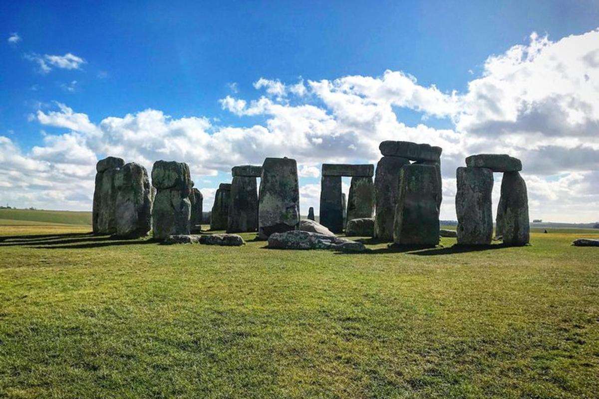 sekumpulan formasi stonehenge di padang