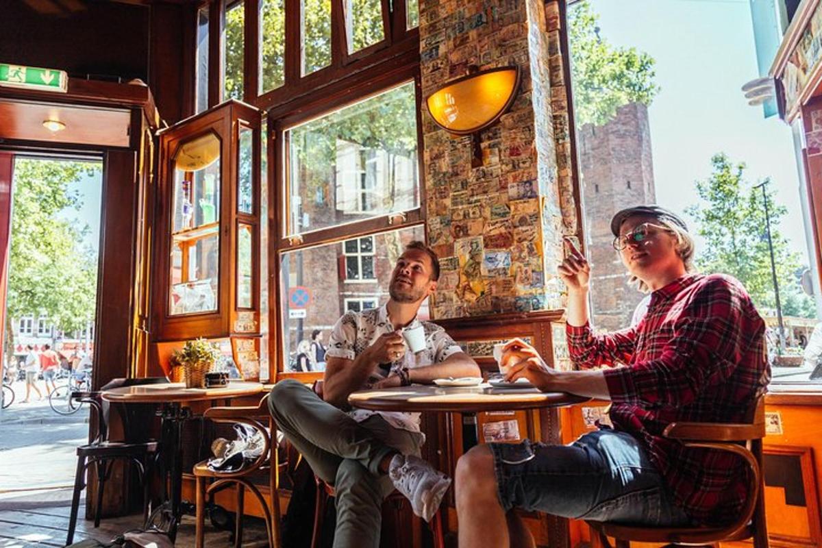 dva muži sedící u stolu v restauraci