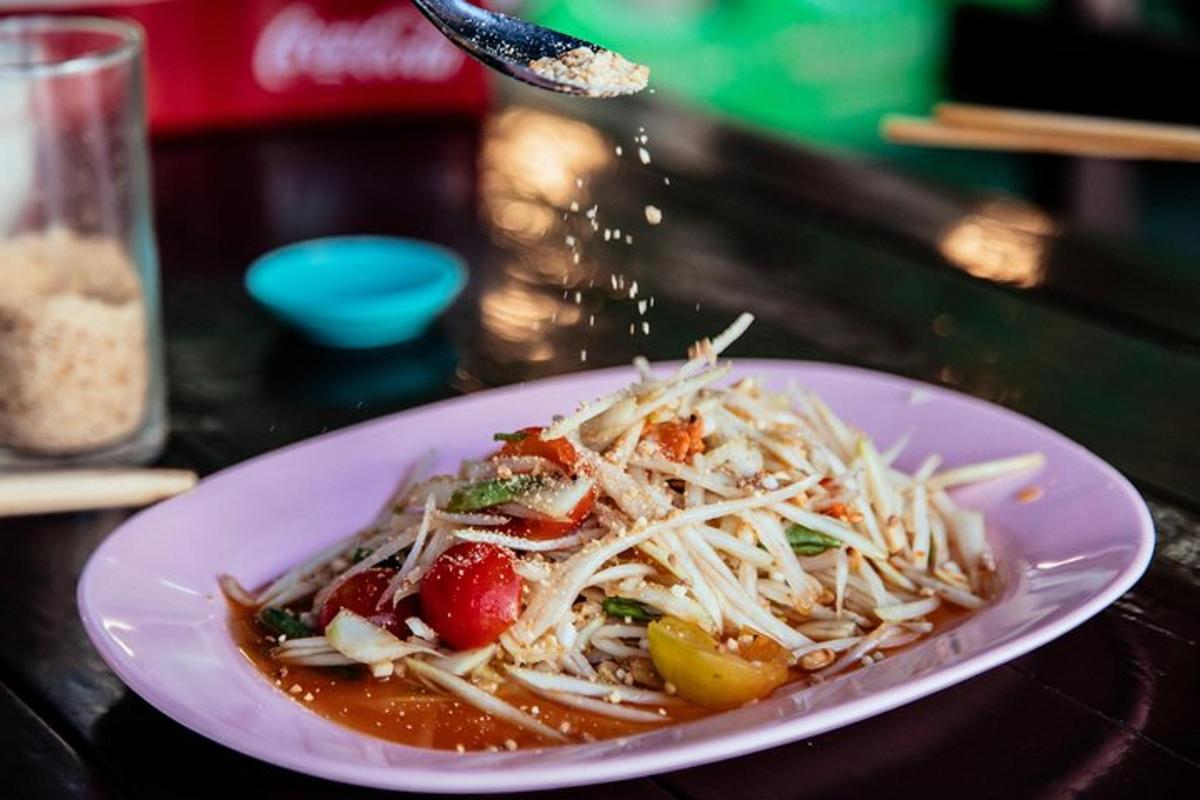 Un plato de pasta sobre una mesa con una cuchara.