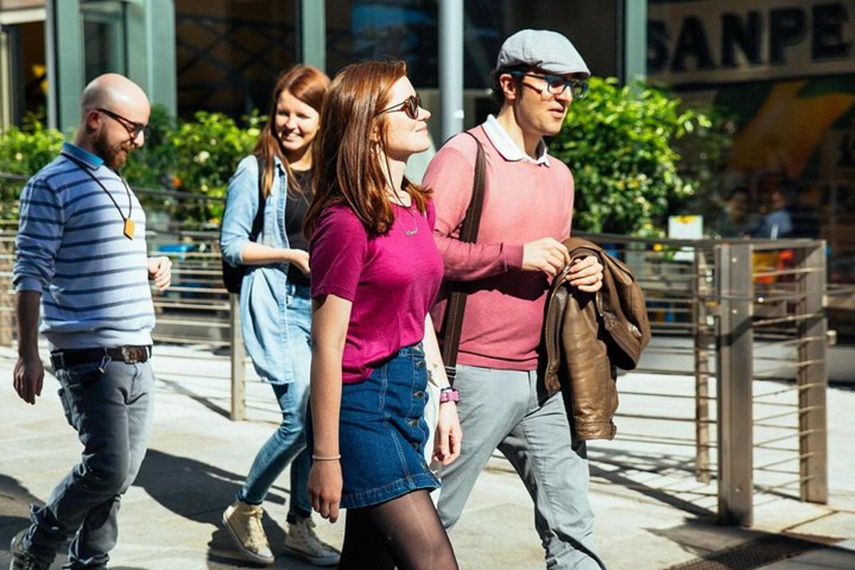 eine Gruppe von Menschen, die die Straße entlang gehen