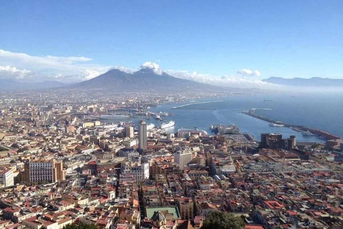 una vista aérea de una ciudad y el océano