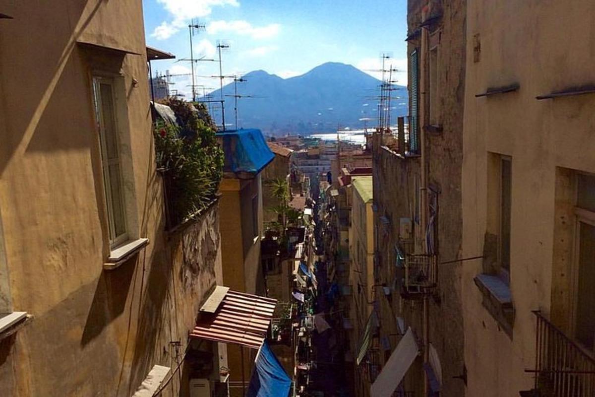 Una vista aérea de un callejón entre dos edificios.