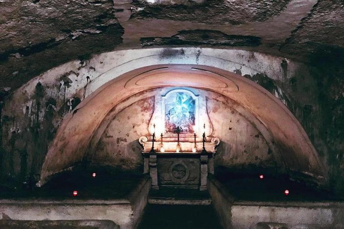 Una pequeña capilla con una vidriera en un túnel.