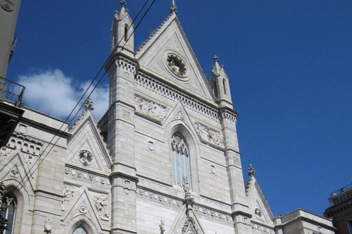 Un gran edificio blanco con una torre de reloj.