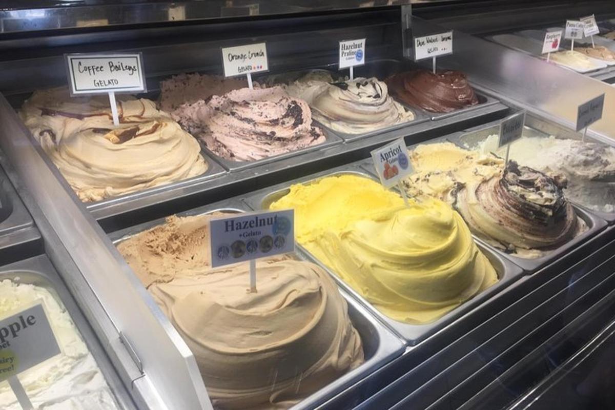 una vitrina en una fleca amb diferents tipus de pastissos