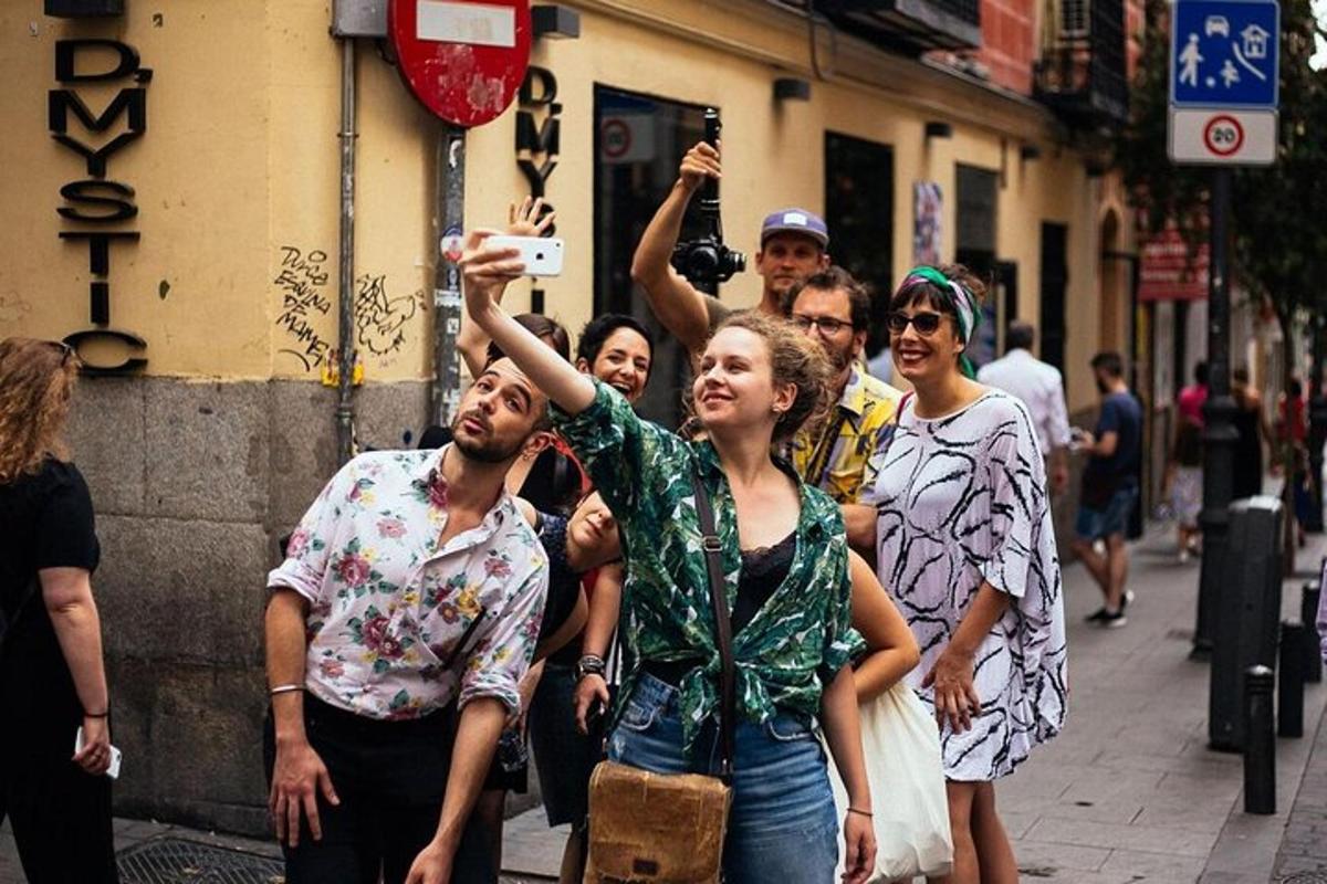 una donna che scatta una foto a un gruppo di persone per strada