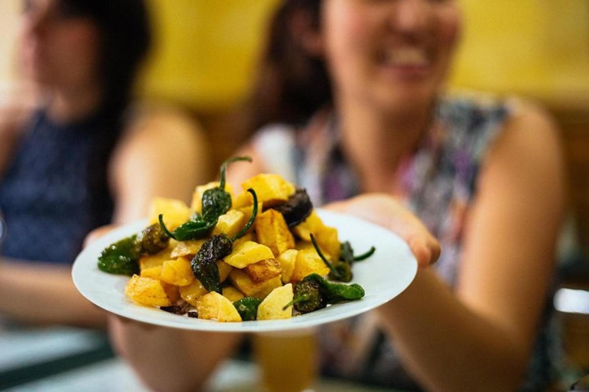 una donna tiene in mano un piatto di cibo