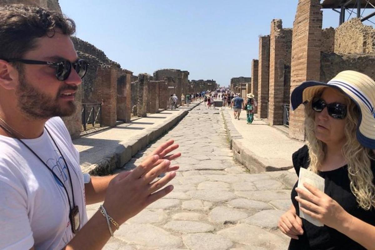 Un hombre y una mujer de pie entre las ruinas.
