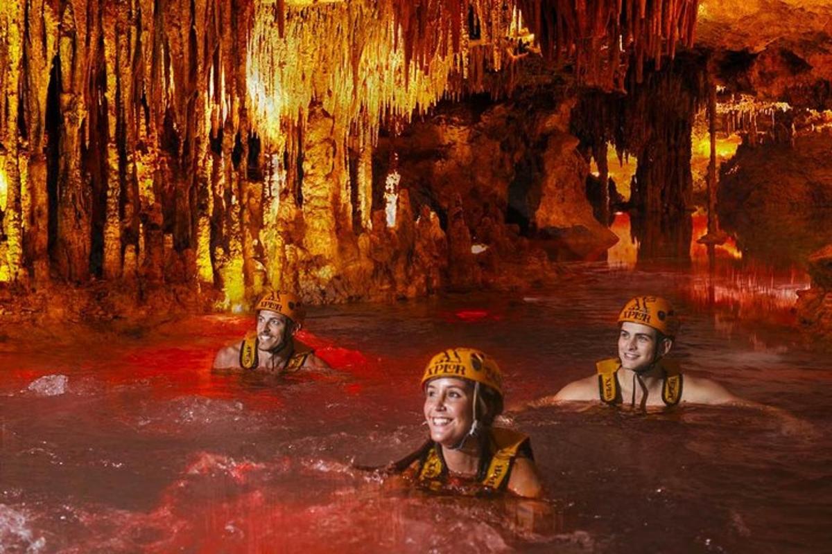 tre persone in un fiume in una grotta