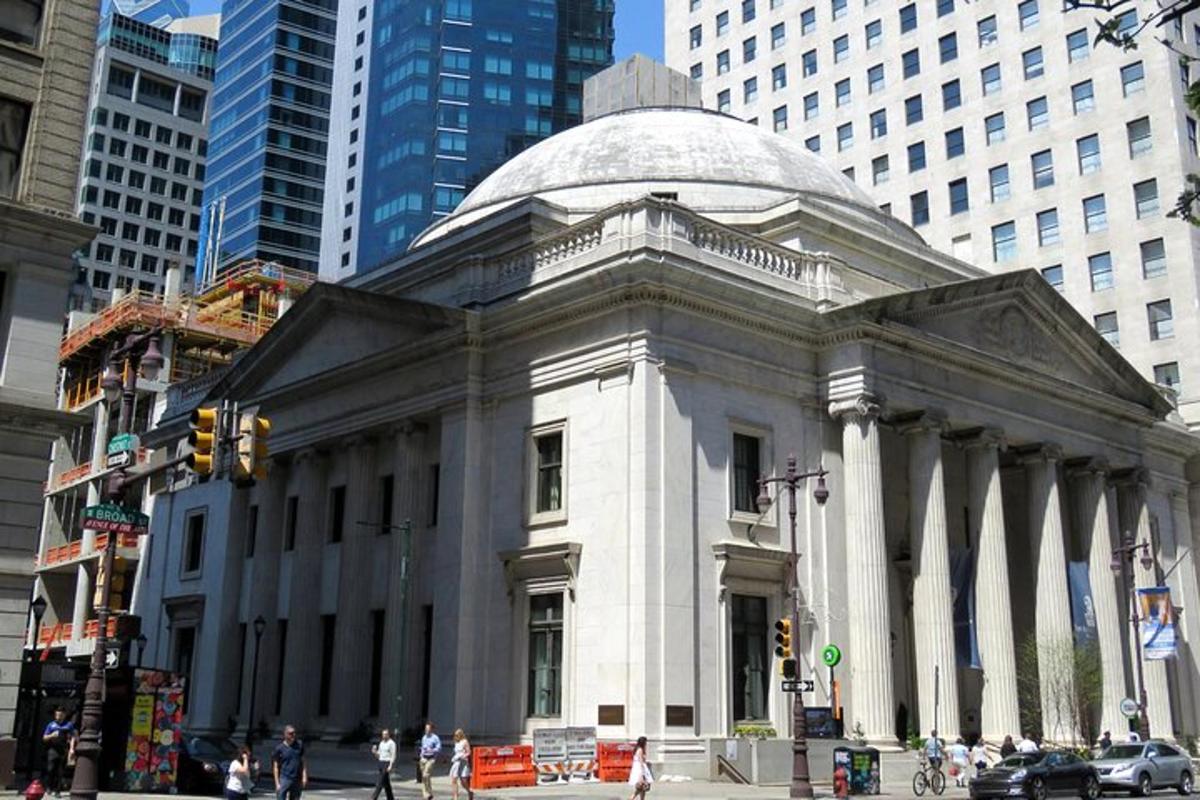 Un edificio con una cúpula en la parte superior en una ciudad.