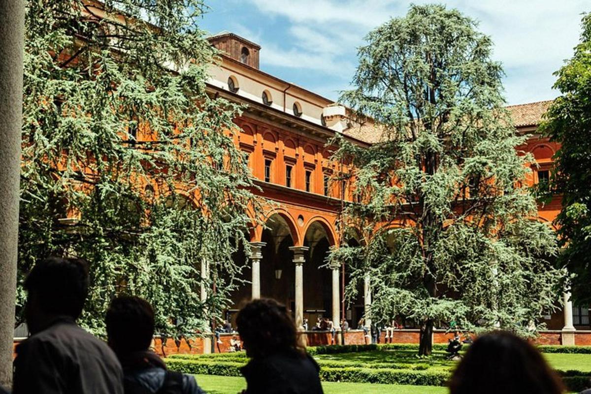 un gruppo di persone in piedi davanti a un edificio