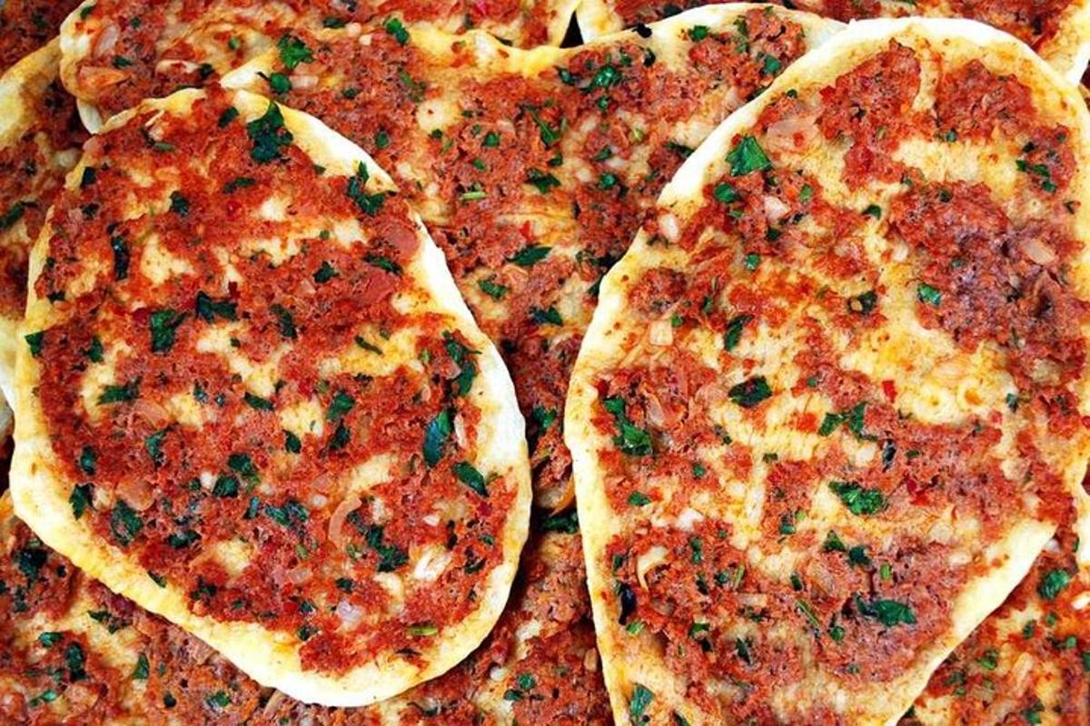 dues pizzes a sobre d'una taula