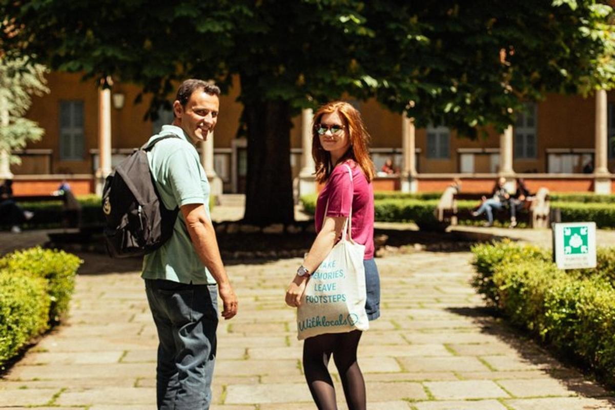 un uomo e una donna che camminano in un parco