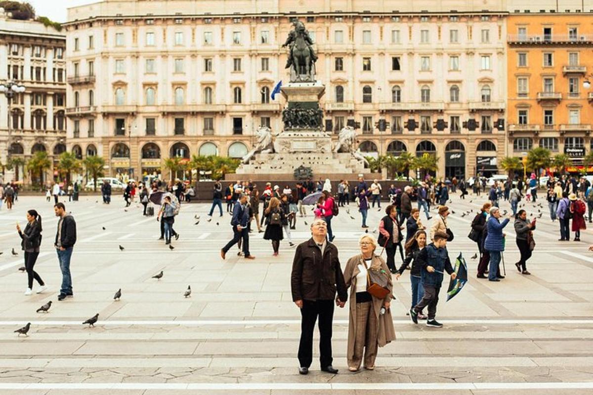 un gruppo di persone in piedi davanti a un edificio