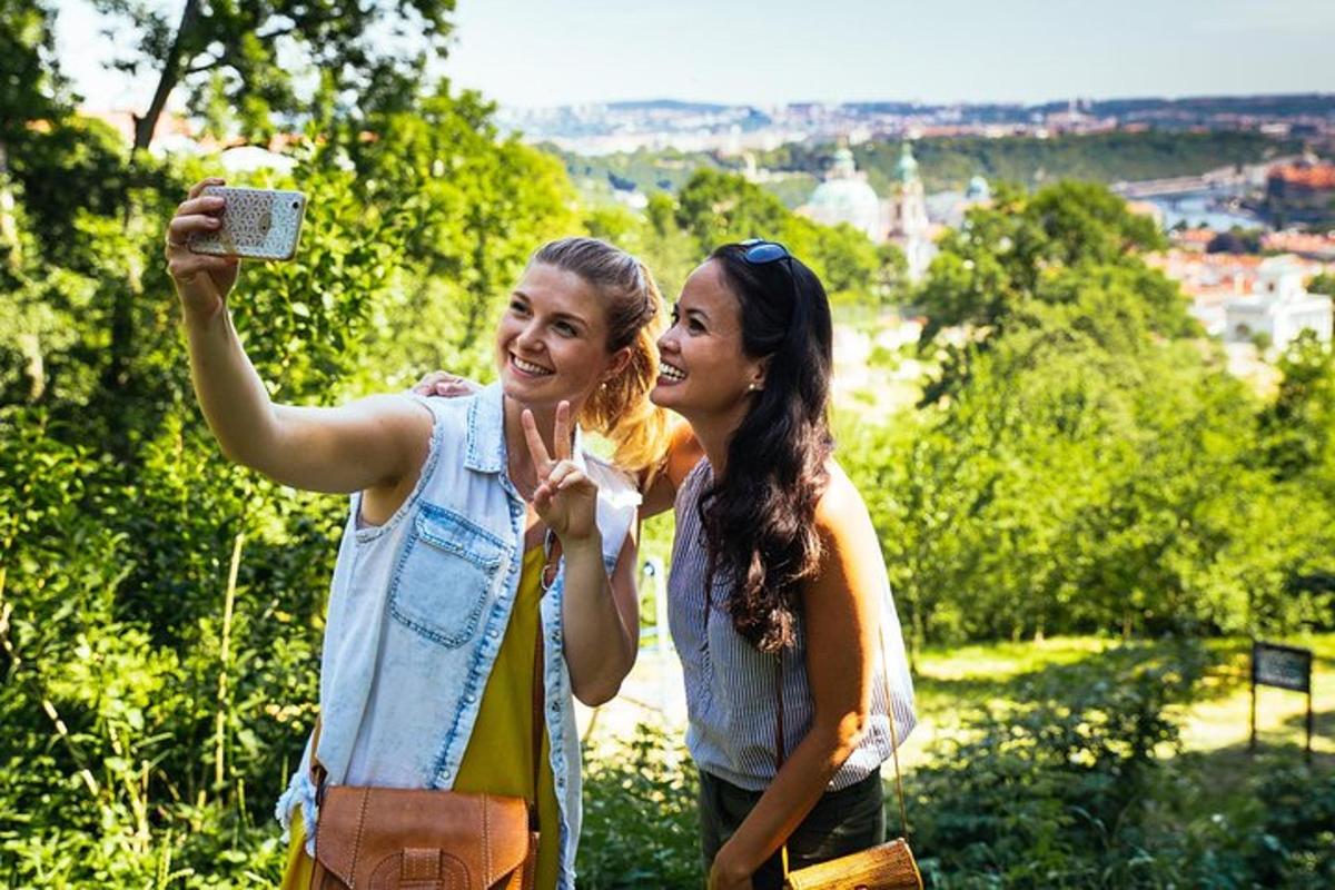 dvě ženy fotící se mobilním telefonem