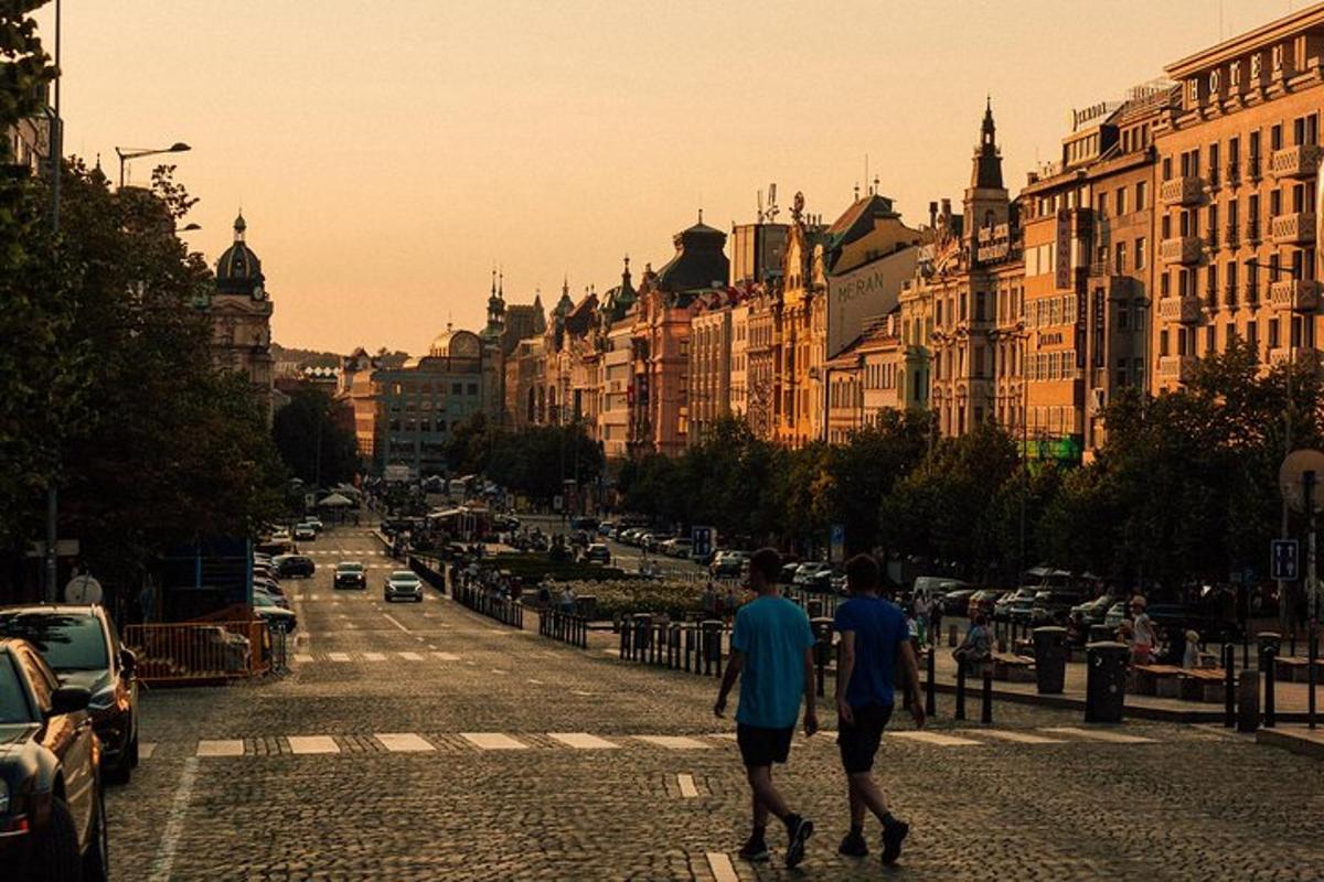 kaks inimest kõnnivad mööda linnatänavat