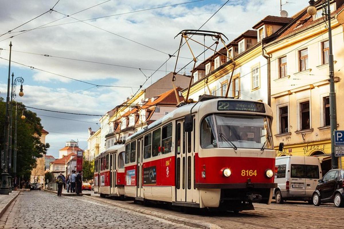 punane ja valge tramm linnatänaval