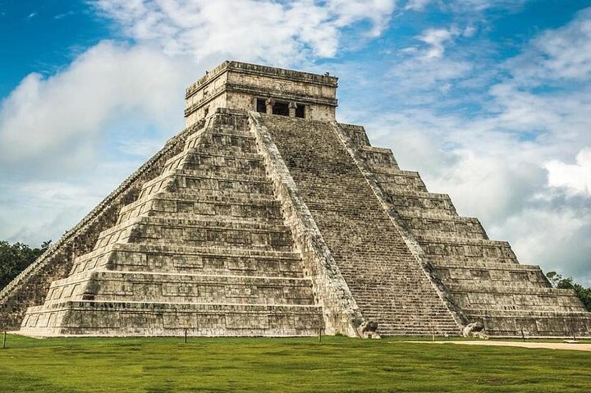 velká pyramida s oblohou v pozadí