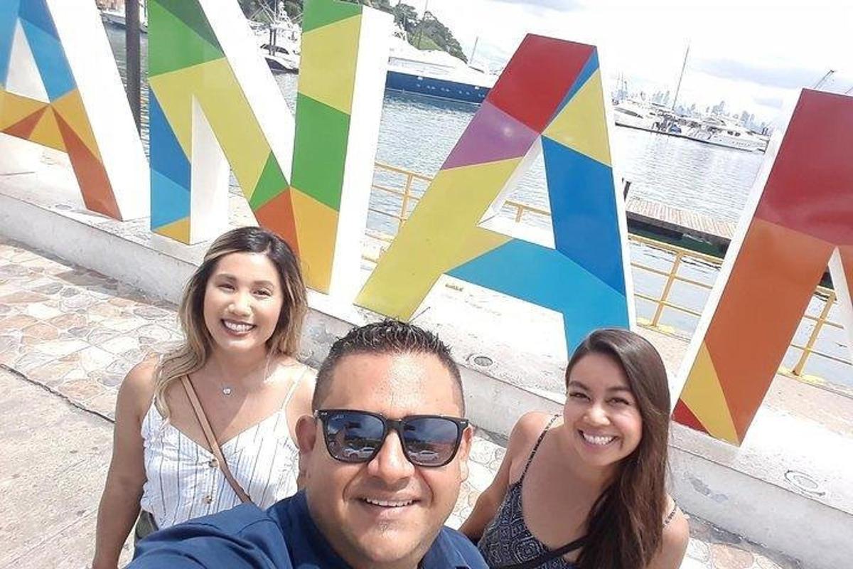 un uomo e due donne posano per una foto