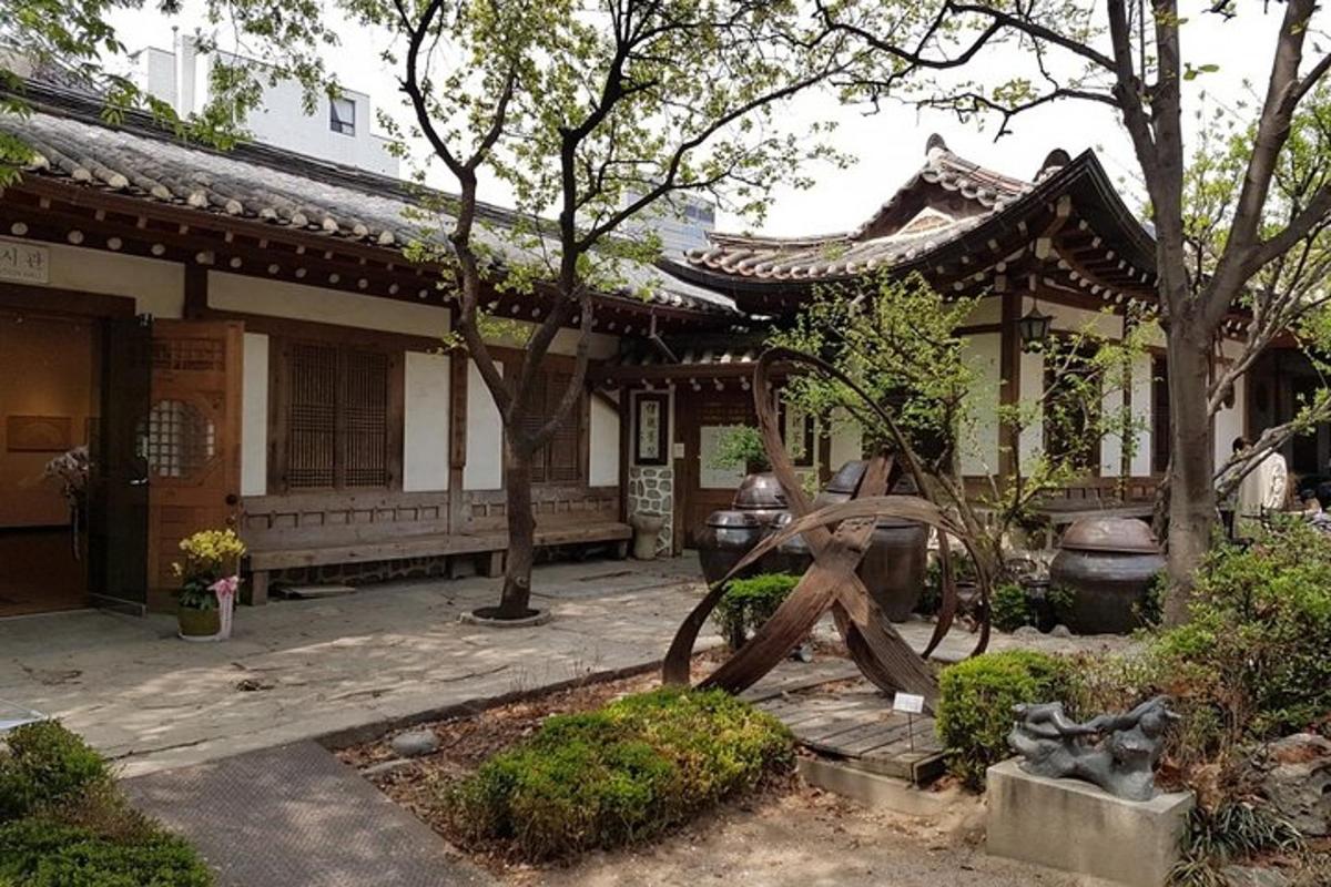 un edificio con una statua di fronte