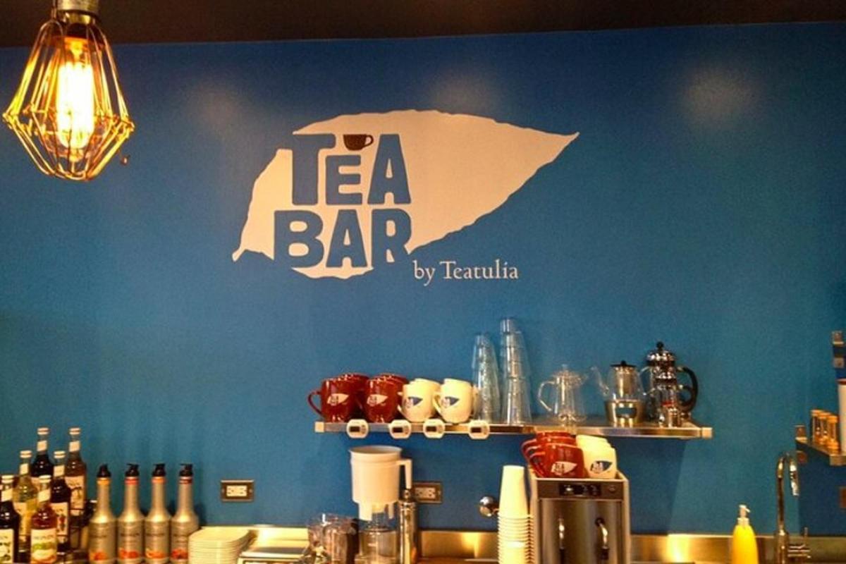 bar s cedulí čajového baru na modré zdi