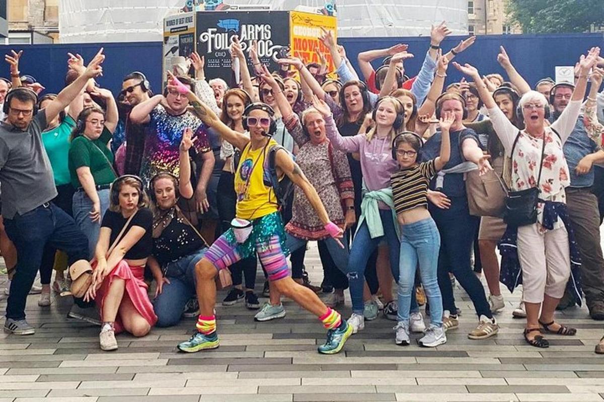 grupp inimesi poseerib pildi jaoks
