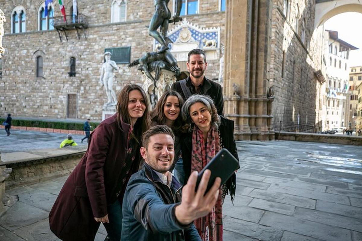 um grupo de pessoas tirando uma foto em frente a um prédio