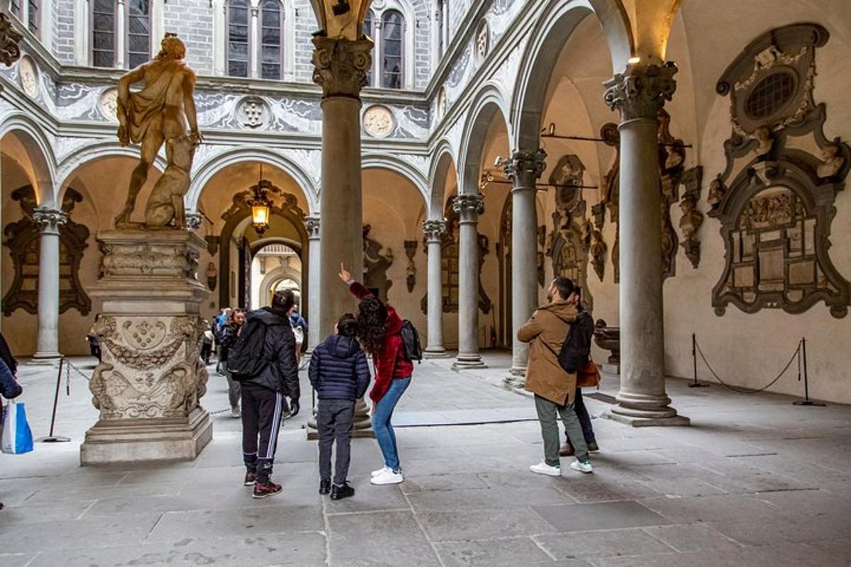 um grupo de pessoas em pé em um prédio com uma estátua