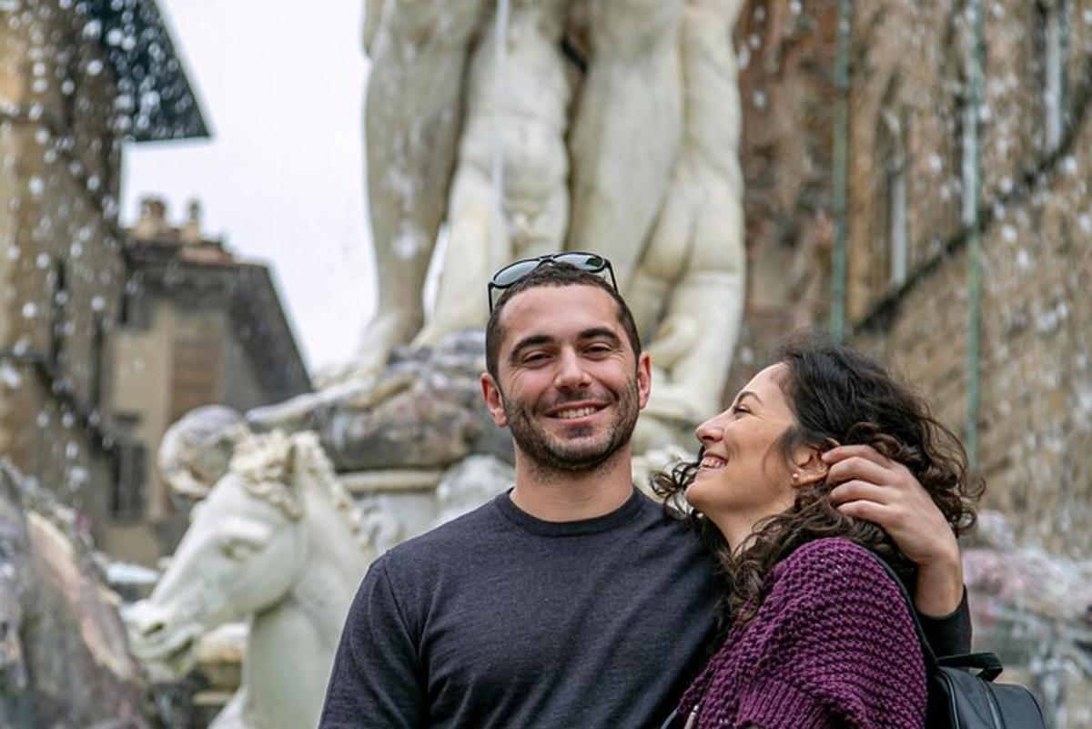 um homem e uma mulher em pé em frente a uma estátua