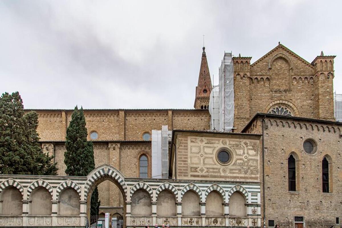um grande edifício de tijolos com uma torre e uma igreja