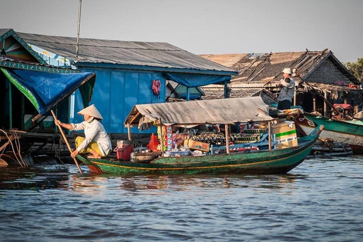 um homem está remando um barco na água