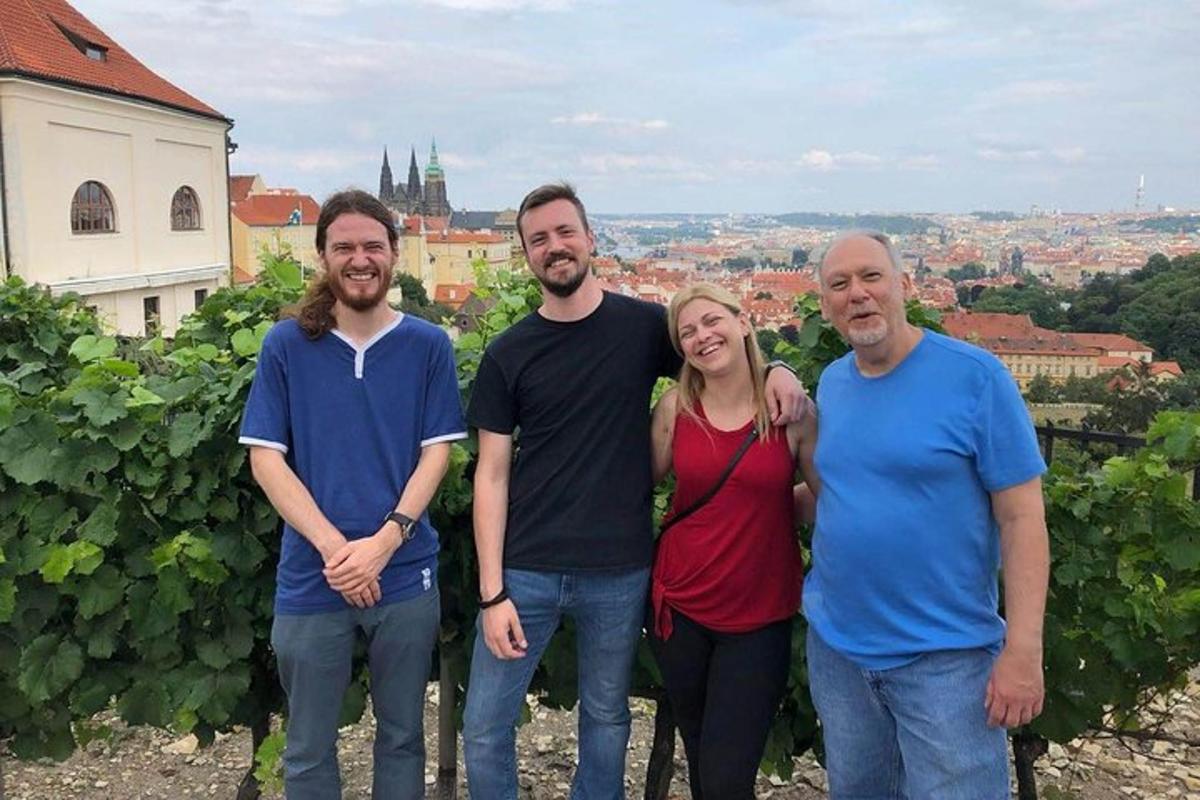 grupp inimesi, kes poseerivad pildi jaoks viinamarjaistanduses