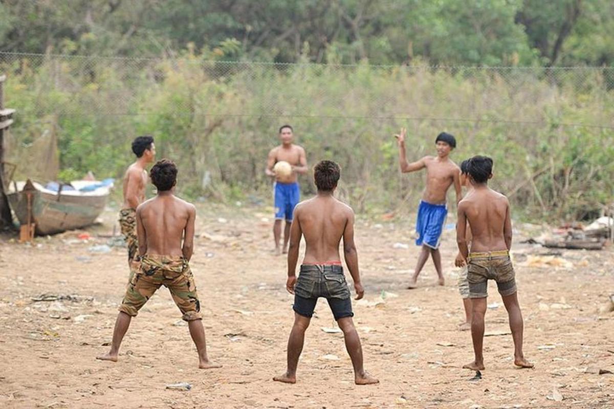 um grupo de jovens jogando beisebol